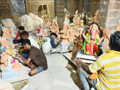 Eagerness for Ganapatibappa arrival, rush of work among idolaters in Ratnagiri | गणपतीबाप्पांच्या आगमनाची आतुरता, रत्नागिरीत मुर्तीकारांमध्ये कामाची लगबग 