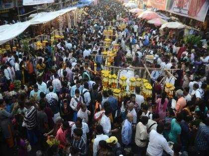 The crowds in the market for the purchase of puja materials, ready for the sake of the Bappa | बाप्पाच्या स्वागतासाठी शहरवासी सज्ज, पूजेचे साहित्य खरेदीसाठी बाजारपेठांमध्ये गर्दी