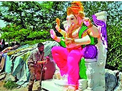 Due to the corona, Ganesha idol makers in dillema | कोरोनामुळे गणेश मूर्तिकामात हात आखडता