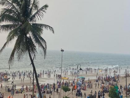 Due to holidays tourist spots are crowded, Ganpatipule is crowded with tourists | सुट्टयांमुळे पर्यटनस्थळे फुलली, गणपतीपुळेत पर्यटकांची गर्दी