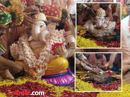 I bid farewell to God, now it should be my command...! Immersion of all five forms of Ganesha with showering of flowers | Pune Ganpati Festival : निरोप घेतो देवा आता आज्ञा असावी...! फुलांचा वर्षाव करत पाचही मानाच्या गणपतीचे  विसर्जन