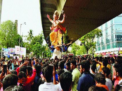 Shree's arrival in Dholashash Gah | ढोल-ताशांच्या गजरात गणपती बाप्पांचे आगमन