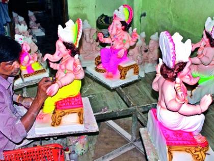 Family is engaged in the development of Ganesh idol in Kumbharwad Picture: Shahupuri, Papachi Tikki, Bapat Camp, work late by night | कुटुंब गुंतलंय गणेशमूर्ती साकारण्यात कुंभारवाड्यात चित्र : शाहूपुरी, पापाची तिकटी, बापट कॅम्प, रात्रीपर्यंत काम