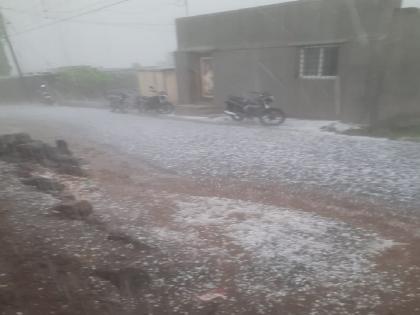 Hailstorm with strong winds in Khatav satara district | rain in satara: खटावमध्ये वादळी वाऱ्यासह गारपिटीचा पाऊस, शेतकरी चिंतेत