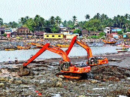 The start of the mud of Ekadra Creek, the help of hawks due to sloping yard | एकदरा खाडीतील गाळ काढण्यास सुरुवात, स्लोपिंग यार्डमुळे होड्या शाकारण्यास मदत