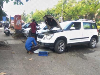 Illegal garages in the city hinder traffic | शहरातील बेकायदा गॅरेजमुळे रहदारीला अडथळा