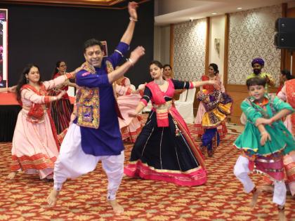 navratri celebration Garba fans are dancing on Marathi, Hindi and Gujarati songs | मुंबापुरी थिरकतेय! मराठीसह हिंदी, गुजराती गाण्यांवर गरबा रसिकांनी धरला ताल