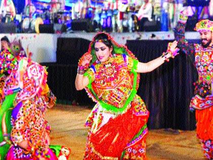 Young girl's sensation in Garba | गरब्यामध्ये तरुणाईचा सळसळता उत्साह, दिवसा अभ्यास, रात्री फेर