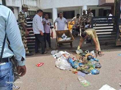 Bhiwandi Youth Congress workers threw garbage at the entrance of municipal headquarters | भिवंडीत मनपा मुख्यालयाच्या प्रवेशद्वारावरच कचरा फेकून धरणे आंदोलन