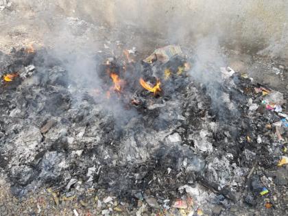 green tribunal rule break; corporation employee fire the garbage | खामगावात हरित प्राधीकरणाच्या नियमांना हरताळ;  पालिका कर्मचाऱ्यांनीच पेटविला कचरा!