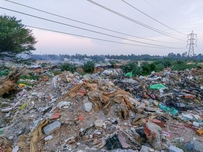 Garbage from toilets throws in open spaces | शौचालयांचा मैला उघड्यावर; मनपाचा प्रताप