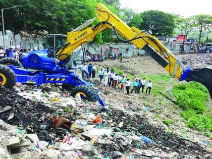 The beginning of the removal of the waste of the parasitic tunnel | पारसिक बोगद्यावरील कचरा हटवण्यास अखेर सुरुवात