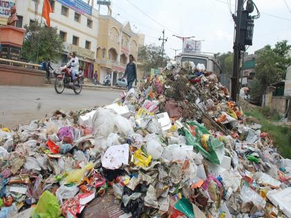 Every day, the Aurangabad city is consuming about 450 tonnes of waste | शहरात दररोज साचतोय तब्बल ४५० टन कचरा; संकलनापोटी महिन्याला अडीच कोटींचे बिल