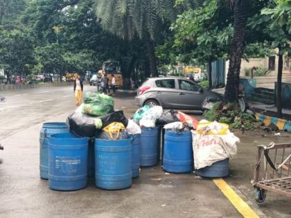 garbage truk not in thane | घोडबंदररोडवरील घंटागाड्या बंद! सोसायट्यांबाहेर कचरा पडून