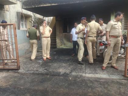 Police officer burnt four-wheeler ... anger over encroachment ... Pebble incident | पोलीस अधिकाऱ्याचीच चारचाकी पेटवली... अतिक्रमण काढल्याचा राग... गारगोटीतील घटना