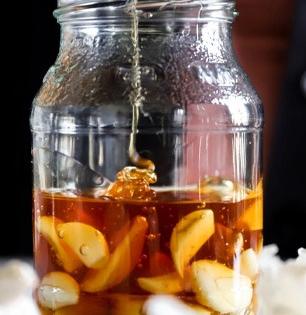 कच्चा लसूण आणि मध एकत्र करुन खाण्याचे ५ फायदे, तज्ज्ञांनी सांगितला अनोखा उपाय