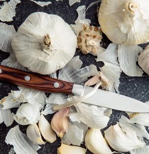 लसूण सोलण्याची झंझट मिटली! सोपी ट्रिक- अवघ्या ५ मिनिटांत किलोभर लसूण सोलून होईल झटपट...