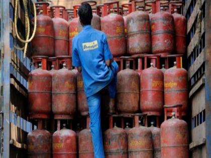 Police kidnap gas cylinder transporter Boiled ransom of Rs 2 lakh in pune | Kidnapping: पोलीस असल्याचे सांगून गॅस सिलिंडर वाहतूक करणाऱ्याचं केलं अपहरण; उकळली २ लाखांची खंडणी