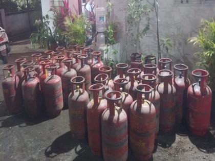 India embezzlement of HP gas tanks Incident in Rajgurunagar Jail with two accused accused | भारत, एचपी गॅस टाक्यांचा अपहार; दोन आरोपी मुद्देमालासह जेरबंद, राजगुरुनगरमधील घटना