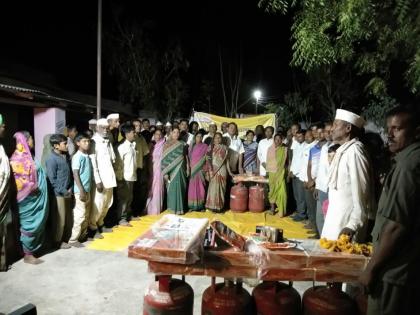 free connection of 20 gas and 100 electric meters to villagers | हनवतखेडा येथे २० गॅस व १०० विद्युत मीटरची मोफत जोडणी !