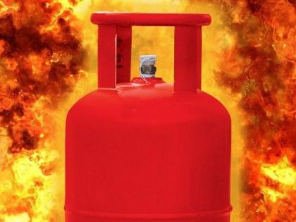 A sudden explosion occurred while changing a gas cylinder; Mother and daughter injured | गॅस सिलेंडर बदलत असताना झाला अचानक स्फोट; आई व मुलगी जखमी