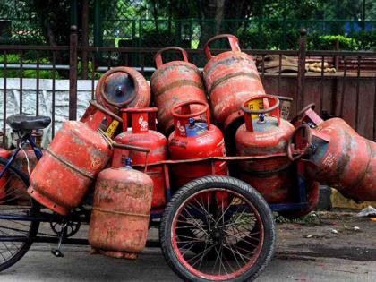 Black market of gas cylinders exposed; Crime against three at Kandivali Laljipada; Goods worth 41.39 lakhs seized | गॅस सिलिंडरचा काळाबाजार उघड; कांदिवली लालजीपाडा येथे तिघांवर गुन्हा; ४१.३९ लाखांचा माल जप्त