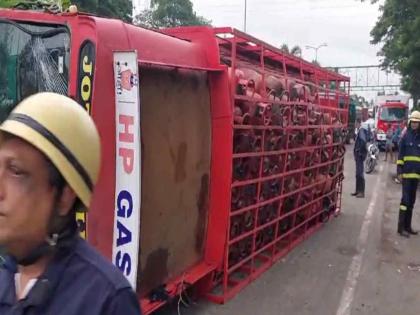 Gas cylinder truck overturned on Thane Belapur Road | ठाणे बेलापूर रोडवर गॅस सिलेंडरचा ट्रक पलटी; मोठी हानी टळली