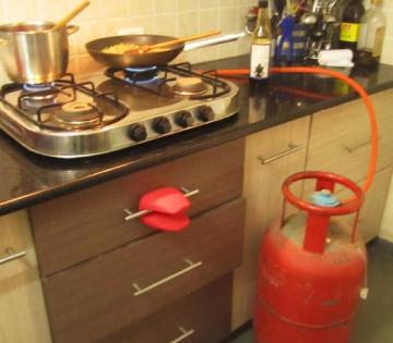 Kitchen Tips: गॅस सिलेंडरची नळी कधी बदलायची? स्फोट टाळण्यासाठी माहीत हवे 'हे' नियम!