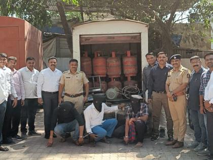 'They' used to deliver light weight gas cylinders door to door illegally extracting gas in commercial cylinders | ‘ते’ कमी वजनाचे गॅस सिलेंडर पोहोचवायचे घरोघरी अवैधरित्या गॅस काढून कमर्शियल सिलेंडरममध्ये