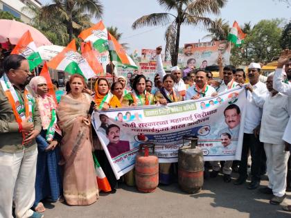 Congress protests in Satara against gas price hike | 'मोदी हटाव.. संसार बचाव', गॅस दरवाढविरोधात साताऱ्यात काँग्रेसची निदर्शने 