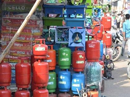 Police raid on illegal gas refilling center, materials worth thousands of rupees seized | अवैध गॅस रिफलिंग सेंटरवर पोलिसांची धाड, हजारो रुपयांचे साहित्य जप्त