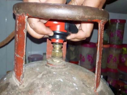 Troubles to the customers: The old regulator, which resembles the new cylinder of the new knob | ग्राहकांना मनस्ताप : नव्या नॉबच्या सिलिंडरला बसेना जुना रेग्युलेटर