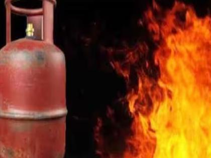 Gas cylinder explosion in Mirajwadi Sangli, loss of three lakhs | सांगलीतील मिरजवाडीत गॅस सिलिंडरचा स्फोट, सुदैवाने कुटुंबीय बालबाल बचावले; तीन लाखांचे नुकसान