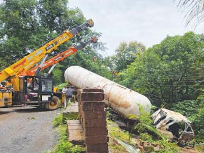 Gas tanker overturns Mumbai Goa highway closed for 15 hours Incident at Hatkhamba near Ratnagiri | गॅसवाहू टँकर उलटला, मुंबई-गोवा महामार्ग १५ तास बंद; रत्नागिरीनजीकच्या हातखंबा येथील घटना Gas tanker overturns Mumbai Goa highway closed for 15 hours Incident at Hatkhamba near Ratnagiri | गॅसवाहू टँकर उलटला, मुंबई-गोवा महामार्ग १५ तास बंद; रत्नागिरीनजीकच्या हातखंबा येथील घटना
