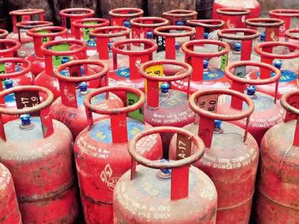 Gas cylinder cylinder cheaper by Rs.200, 300 crore loss to distributors | ग्राहकांना सिलिंडर २०० रुपयांनी स्वस्त; वितरकांना कोटींचा खड्डा, भरपाई देण्याची केली मागणी