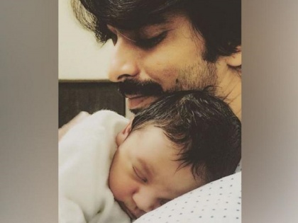 gashmeer mahajani shares cute video with his son PSC | गश्मिर महाजनी आणि त्याच्या मुलाचा क्यूट व्हिडिओ तुम्ही पाहिला का?