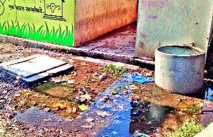 Gutter stumbles and water on the road; Effluent of wastewater with foul play | गटारी तुडुंब होऊन रस्त्यावर पाणी; दुर्गंधीसह कचऱ्याचे ग्रहण