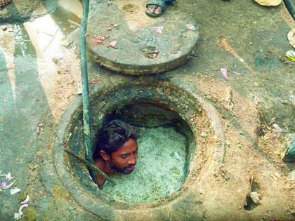 As soon as I got down in the gutter, I vomited and did not want to eat for many days | पोटाच्या खळगीसाठी ‘त्यांचे’ आयुष्यच झाले गडर !