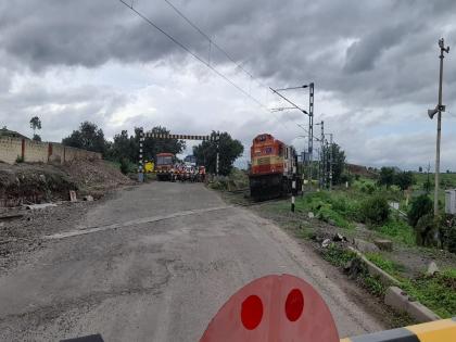 Railway gate on Pune-Pandharpur route will remain closed for 36 hours, appeal to use alternative route | पुणे-पंढरपूर मार्गावरील रेल्वे गेट ३६ तास राहणार बंद, पर्यायी मार्गाचा वापर करण्याचे आवाहन