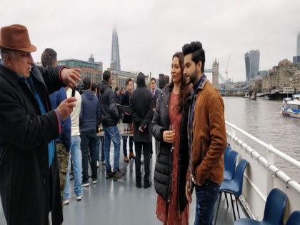 Fans mob Gaurav and Megha in London for selfies | लंडनमध्ये गौरव आणि मेघाला भेटले त्यांचे फॅन, मग घडले असे काही