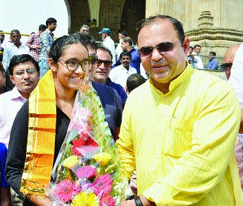 Gauravi crosses the distance from Juhu to gateway distance; 46 kilometer swimming swim! | गौरवीने पोहून पार केले जुहू ते गेटवे अंतर; ४६ किलोमीटर पोहण्याचा विक्रम!