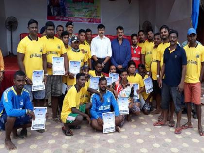 Gaurav from Raigad police station of 40 life guards of Alibaug Beach | अलिबाग समुद्र किनाऱ्यावरील 40 लाईफ गार्ड्सचा रायगड पोलीस दलाकडून गौरव