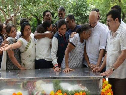 Funeral for Gauri Lankesh, presence of many social workers including political leaders | गौरी लंकेश यांच्यावर राजकीय इतमामात अंत्यसंस्कार, राजकीय नेत्यांसह अनेक सामाजिक कार्यकर्त्यांची उपस्थिती