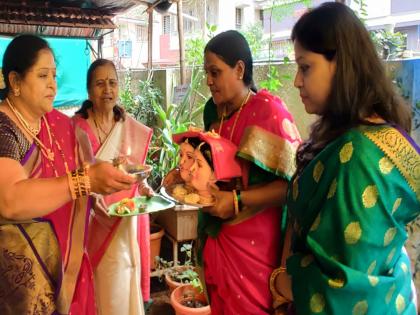 'Aali aali gaur aali, came with golden footsteps...' Arrival of gauri in traditional way from house to house | 'आली आली गौर आली, सोन्याच्या पावलांनी आली...' घरोघरी गौरींचे पारंपारिक पद्धतीने आगमन