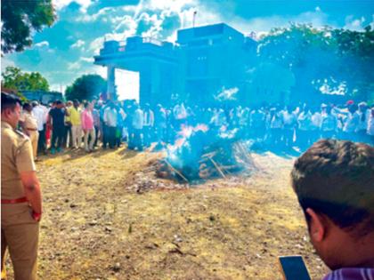 पती अनंत गर्जेच्या दारातच गौरीच्या मृतदेहावर अंत्यसंस्कार