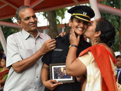 The Story of Modern Navdurga navratri 2022 spacial Lt Gauri Prasad Mahadik Wife of Martyr Major Prasad Joins Army | कहाणी आधुनिक नवदुर्गेची : संकुचित नजरांना ‘करारा जवाब’ देणाऱ्या लेफ्टनंट गौरी महाडिक