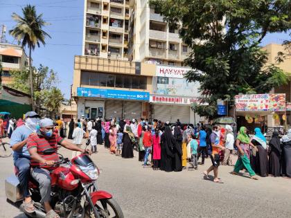 500 rupees from bank account; The crowd rushed to the bank because of the message that the money was credited | बँक खाते से ५०० रुपया निकालने आये साहब; पैसे क्रेडीट झाल्याच्या मेसेजमुळे बँकेसमोर गर्दी