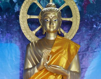 Buddha statue for Solapur, sent by Thailand for peace | शांततेसाठी थायलंडने धाडली सोलापूरसाठी बुद्धमूर्ती