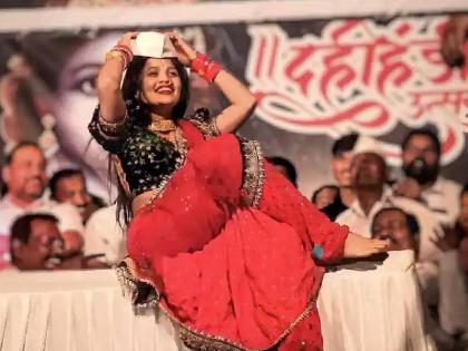 on the occassion of wifes birthday husband tells lavani dancer gautami patil to cut the cake | बायकोसाठी वाट्टेल ते! पत्नीच्या वाढदिवसासाठी पठ्ठ्याने ठेवला थेट गौतमीचा डान्स