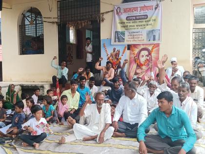 The entire village sat on hunger strike since Independence Day; Even after two days, the administration did not move | स्वातंत्र्य दिनापासून अख्खे गावच बसले उपोषणाला; दोन दिवसांनंतरही प्रशासन फिरकलेच नाही